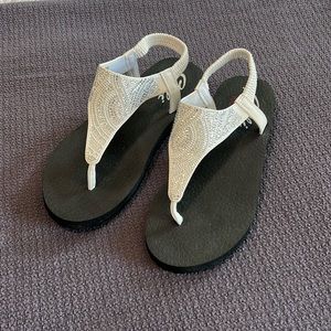 Cali from Sketchers like new never worn outside size 9